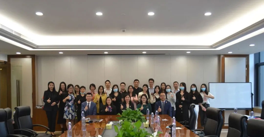 最后，兩位律師還為到場的園區企業家就實際工作中遇到的相關法律問題進行了解答，并與大家共同合影留念。